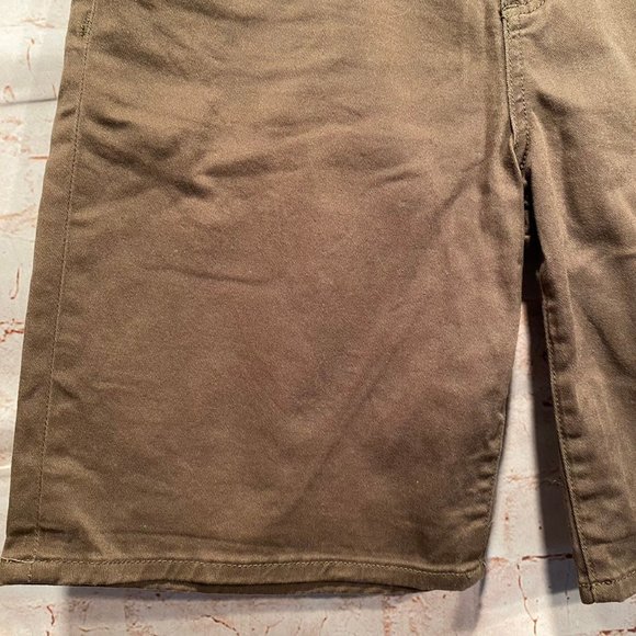 Kut from kloth Cathrine shorts Olive Green 8 knee - Picture 2 of 11